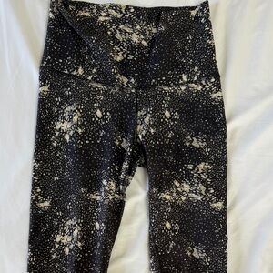 Old Navy Active Powersoft High Waisted Black and White Patterned Leggings